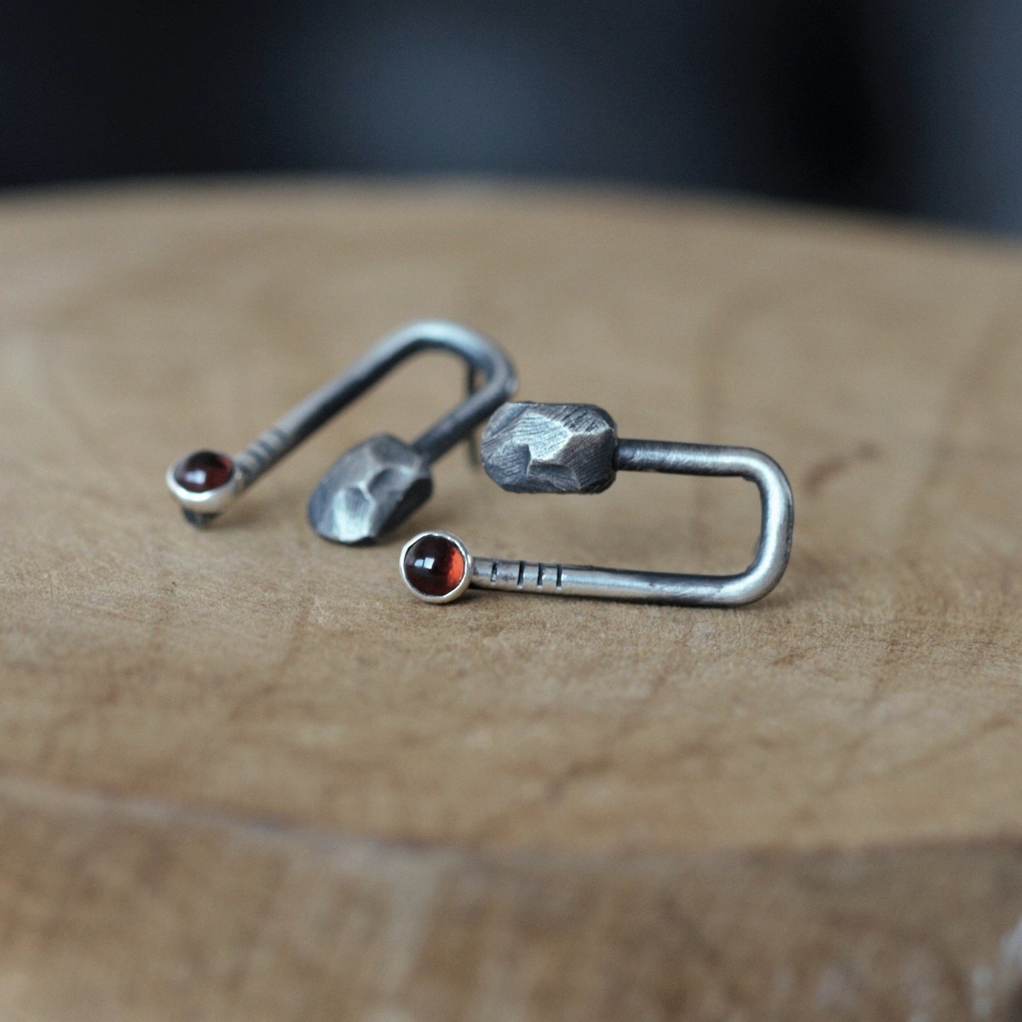Stripes & Stones U / garnet / earrings