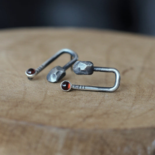 Stripes & Stones U / garnet / earrings