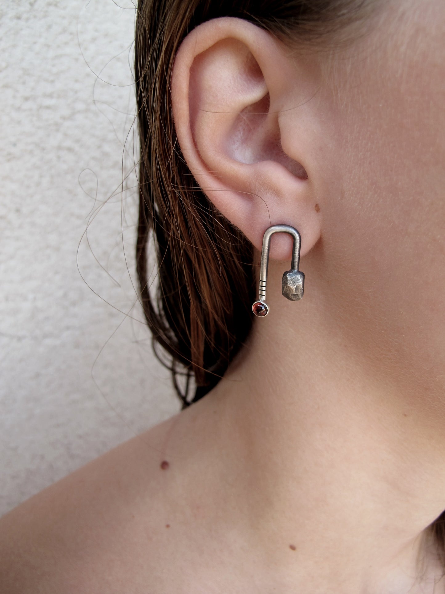 Stripes & Stones U / garnet / earrings