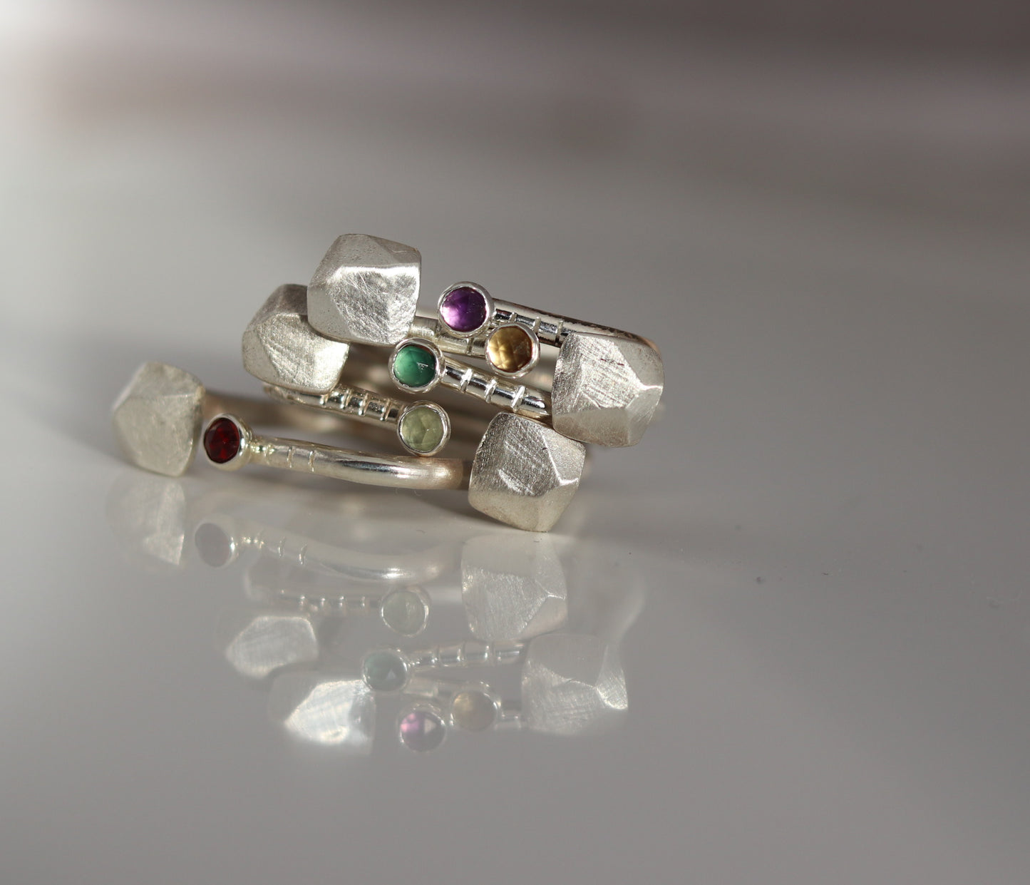 Stripes & Stones M / garnet / ring