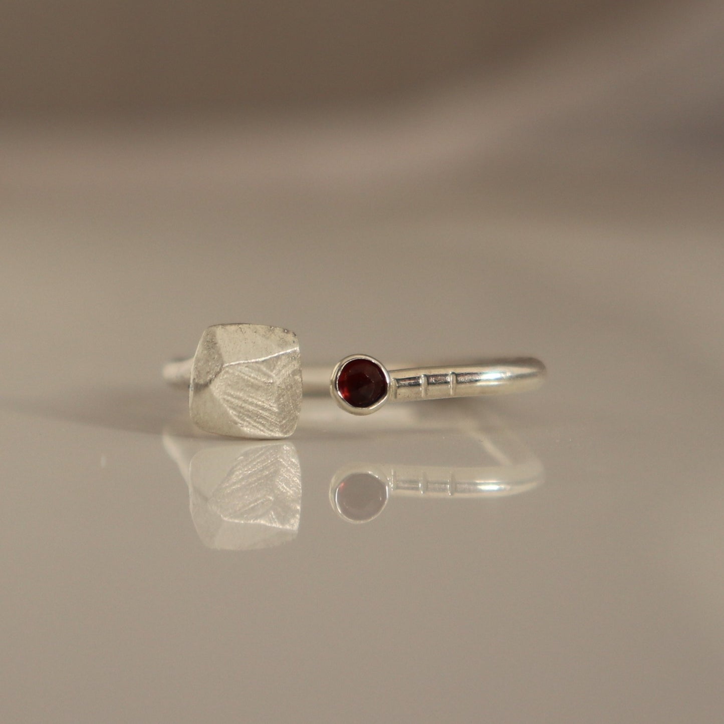 Stripes & Stones M / garnet / ring
