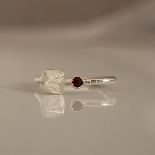 Stripes & Stones M / garnet / ring