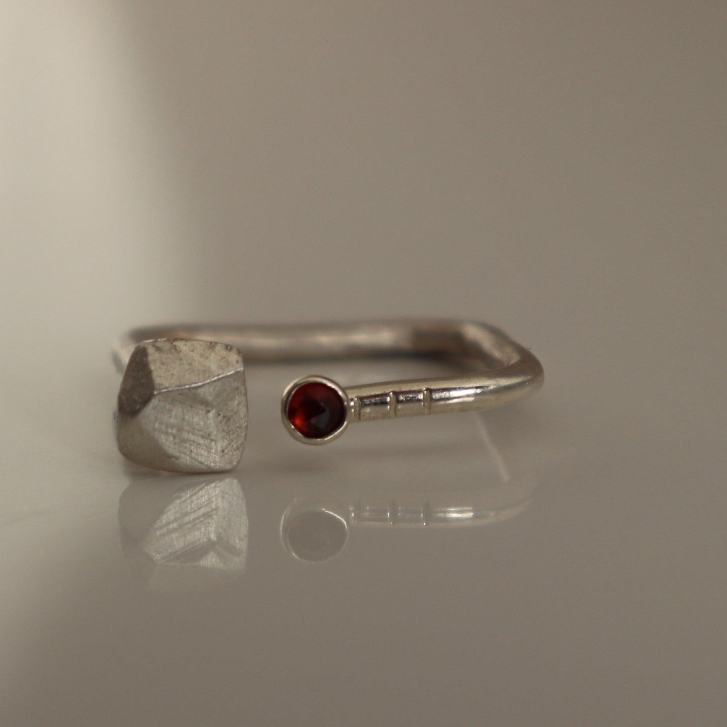 Stripes & Stones M / garnet / ring