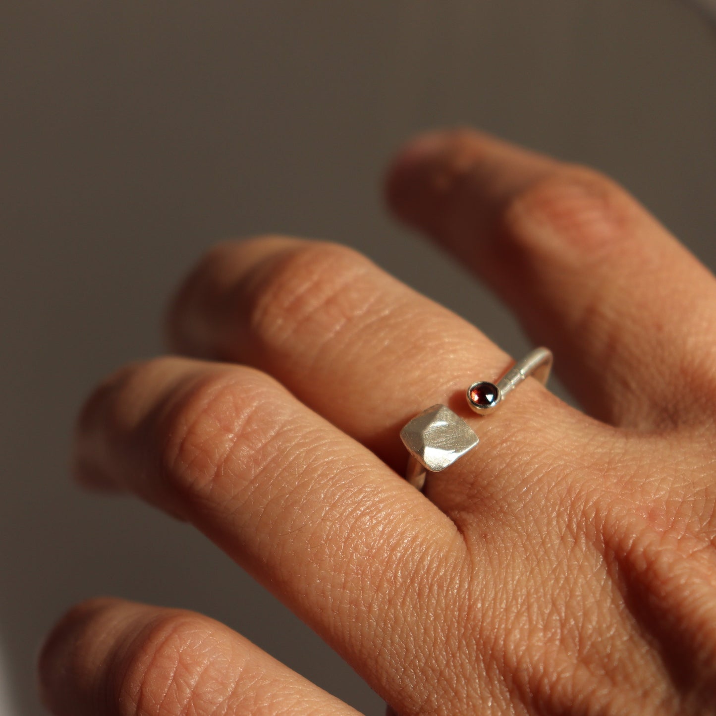 Stripes & Stones M / garnet / ring