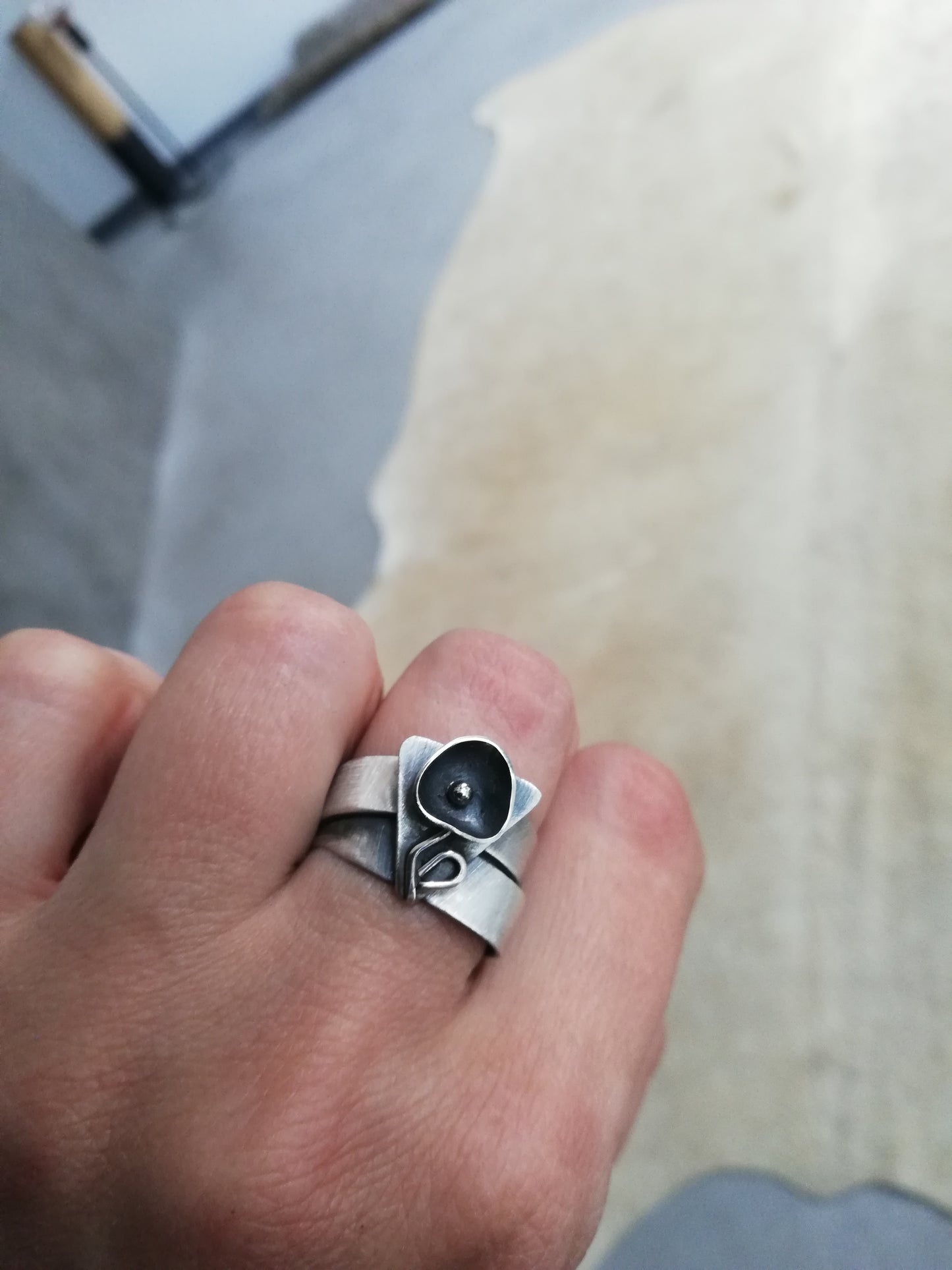 Black flower triangle / ring