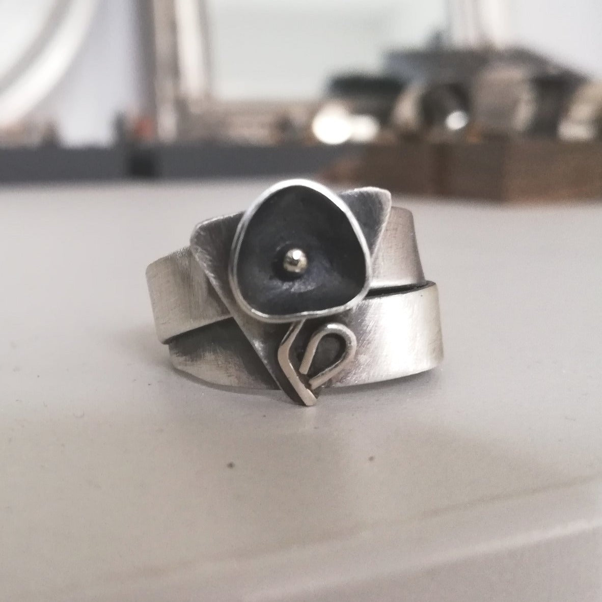 Black flower triangle / ring