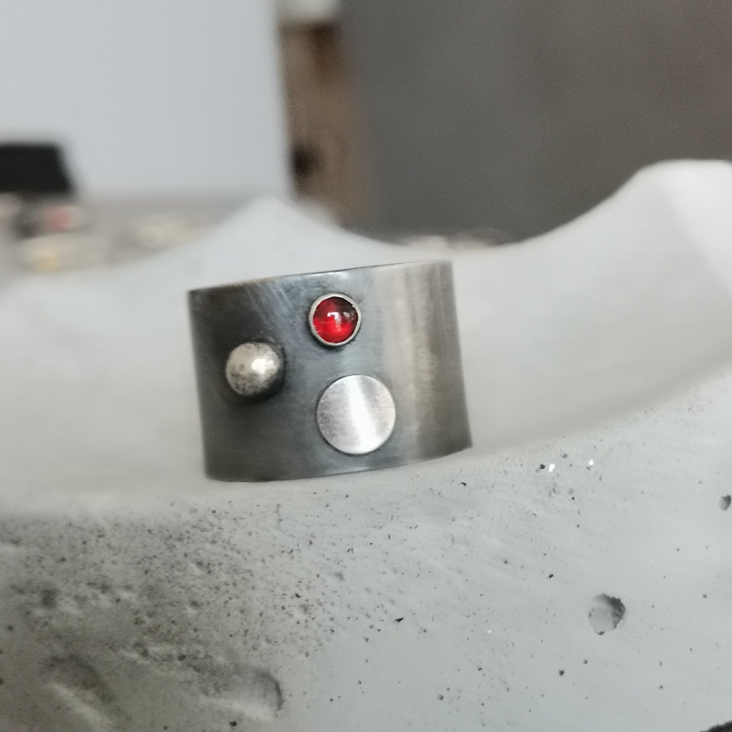 Dots / garnet / ring