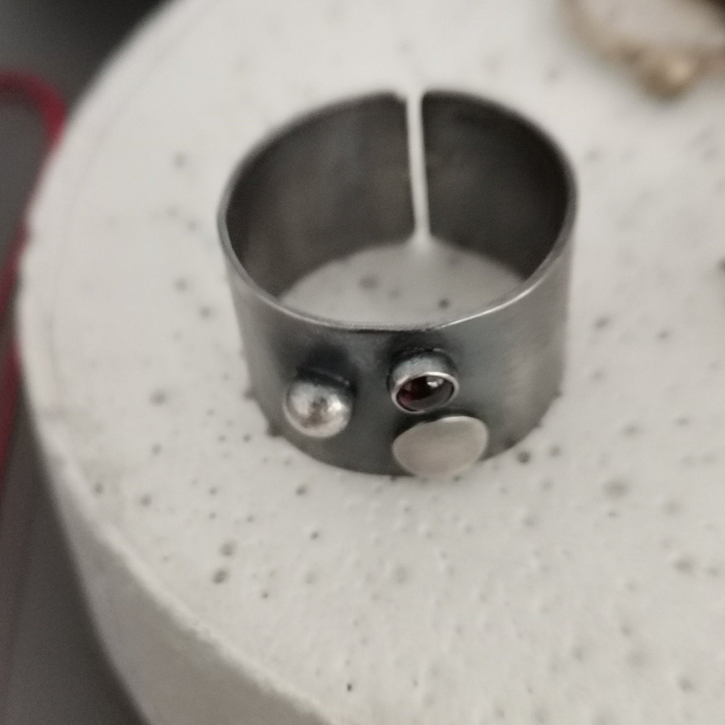 Dots / garnet / ring