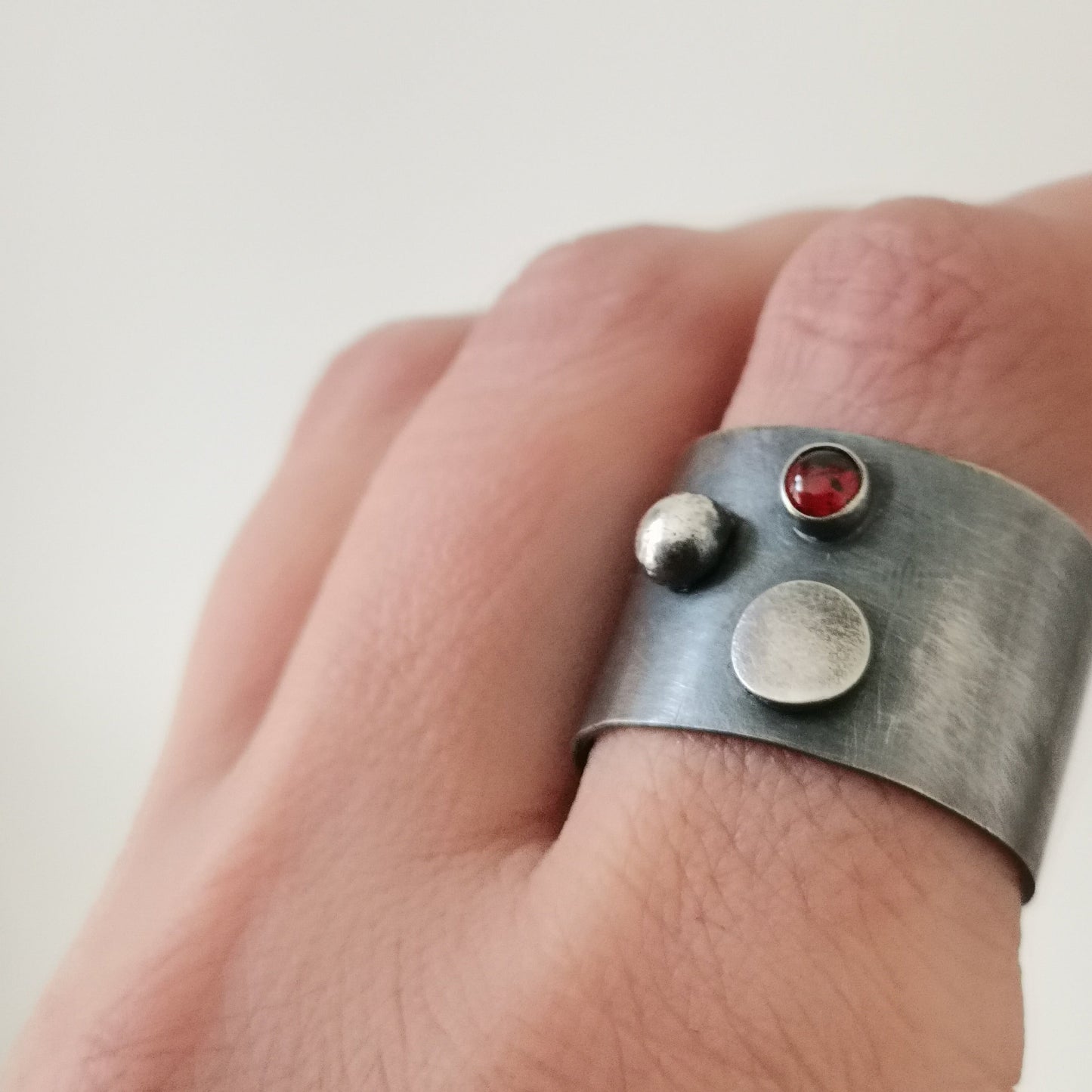 Dots / garnet / ring