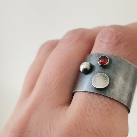 Dots / garnet / ring