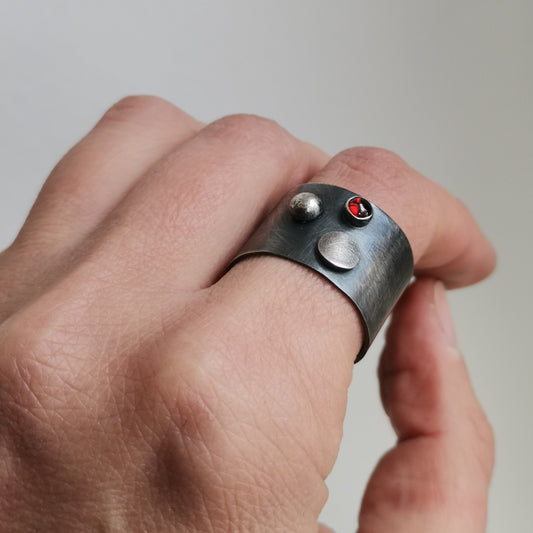 Dots / garnet / ring