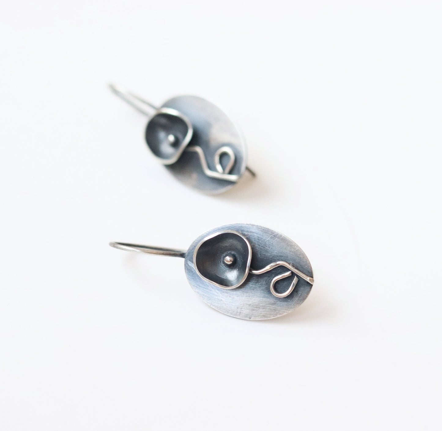 Black flower oval / earrings