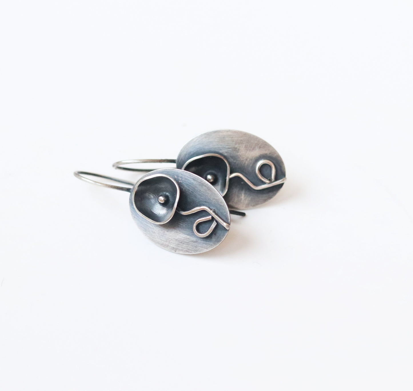 Black flower oval / earrings
