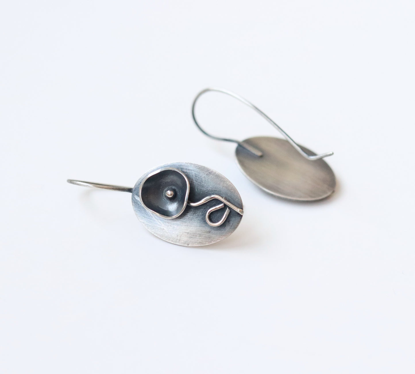 Black flower oval / earrings