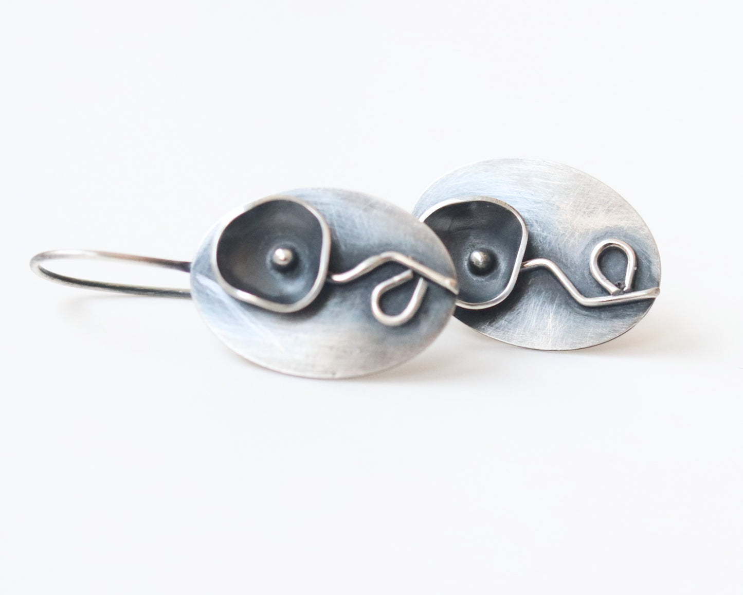 Black flower oval / earrings