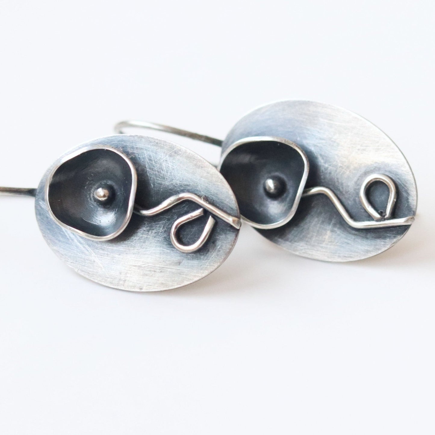 Black flower oval / earrings
