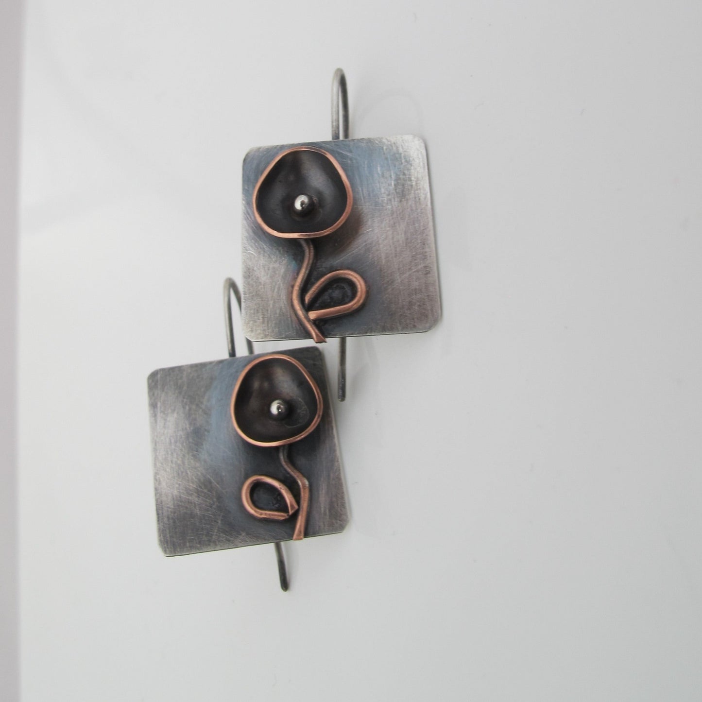 Black flower / metal mix / earrings