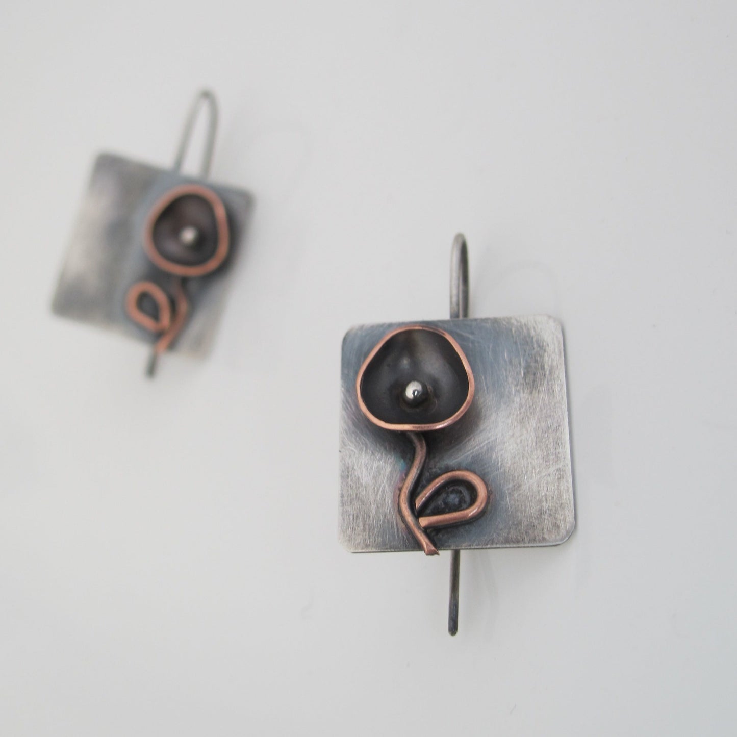 Black flower / metal mix / earrings