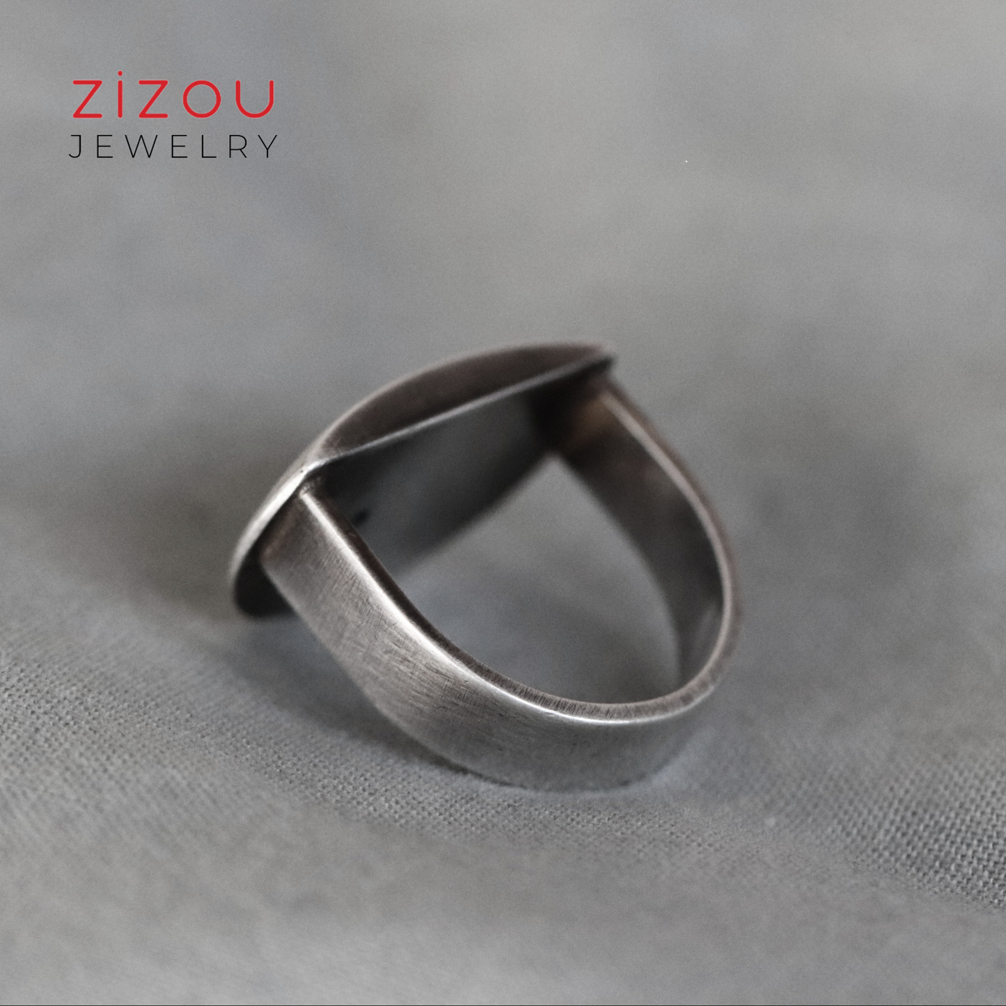 The Moon / Black spinel / ring