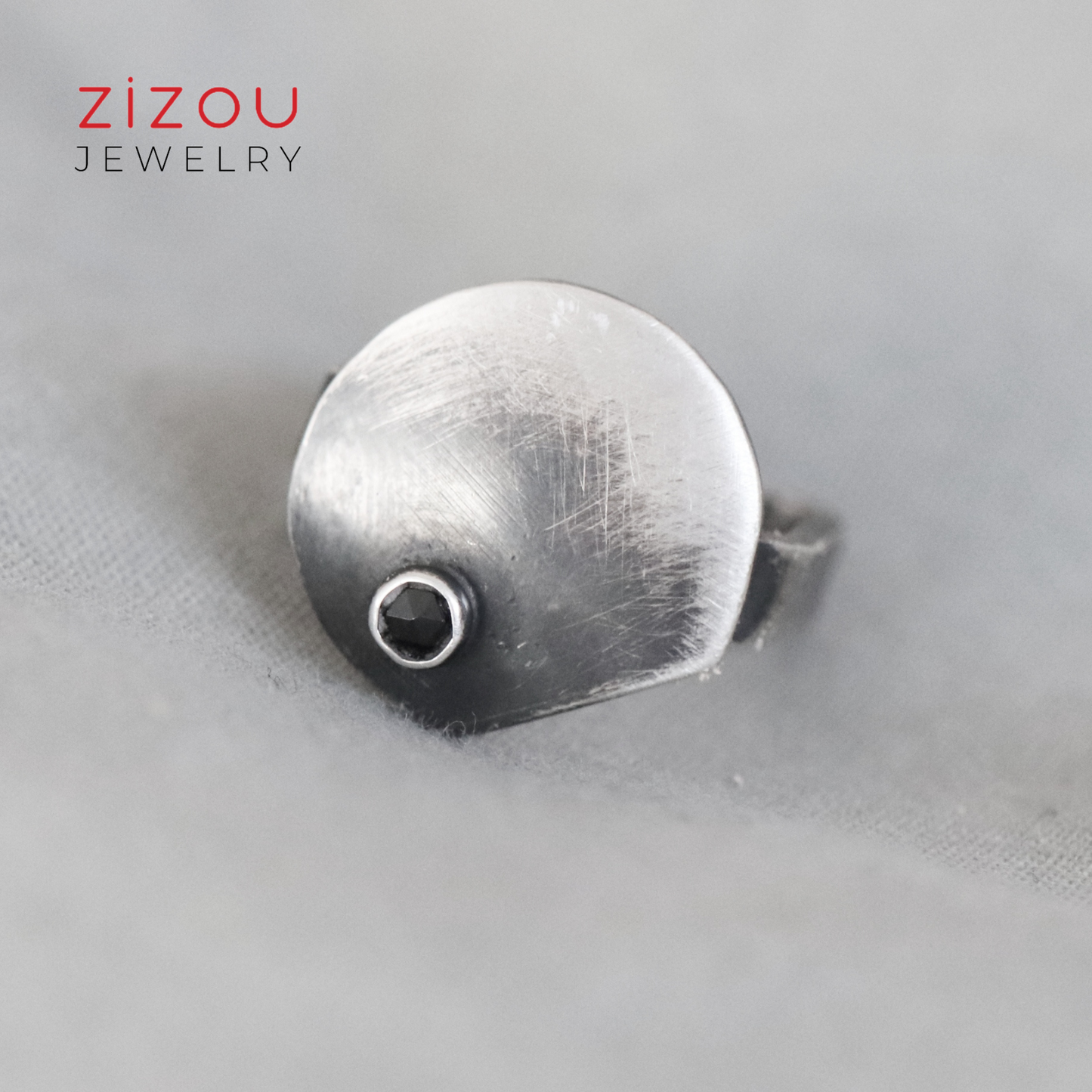 The Moon / Black spinel / square / ring