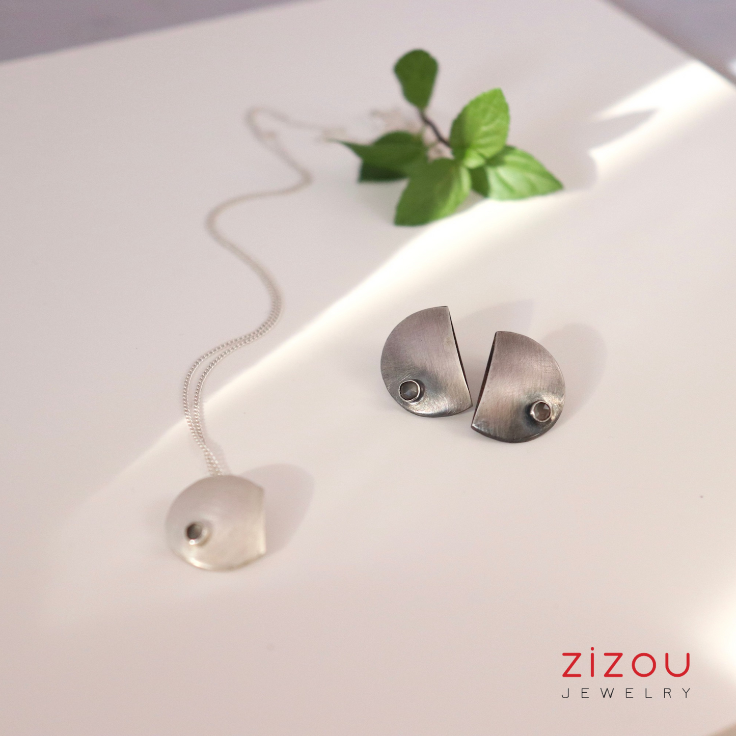 Full Moon / moonstone grey / necklace