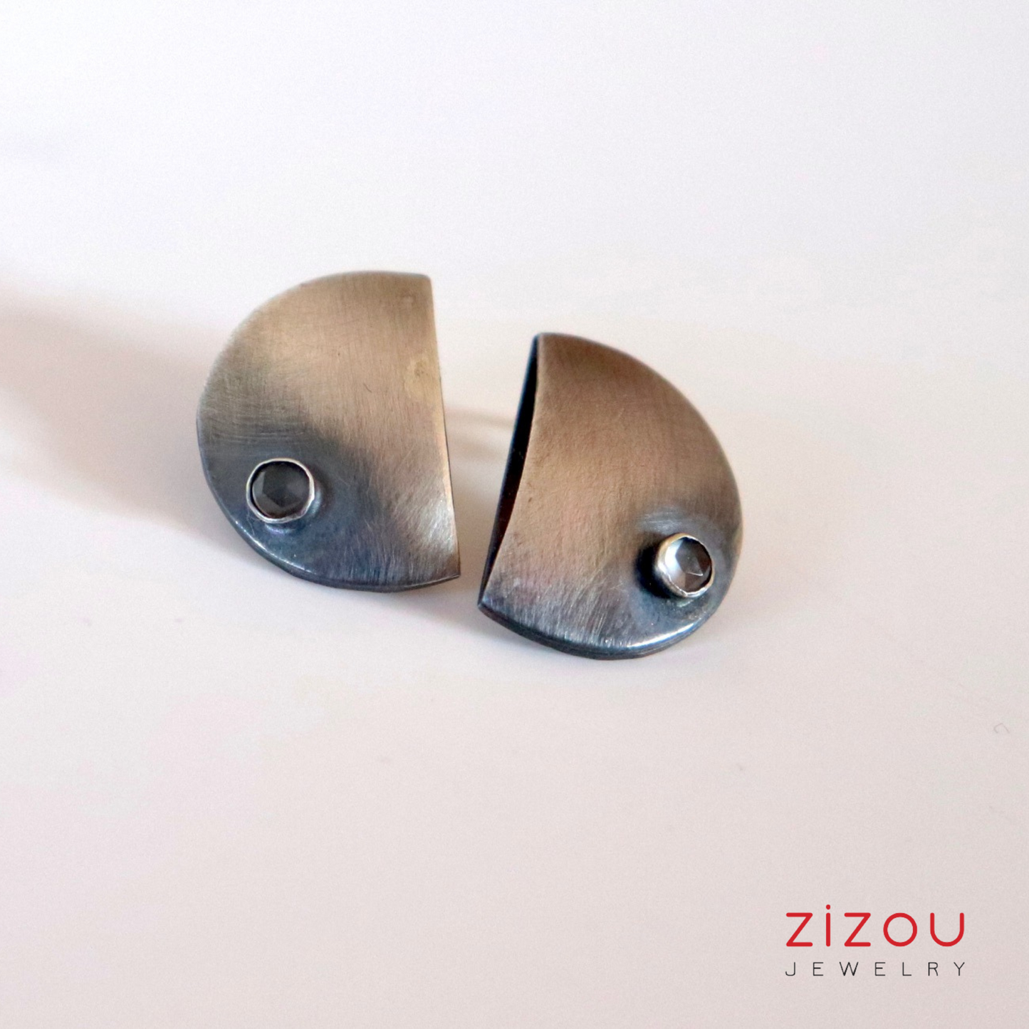 The Moon / moonstone grey / earrings