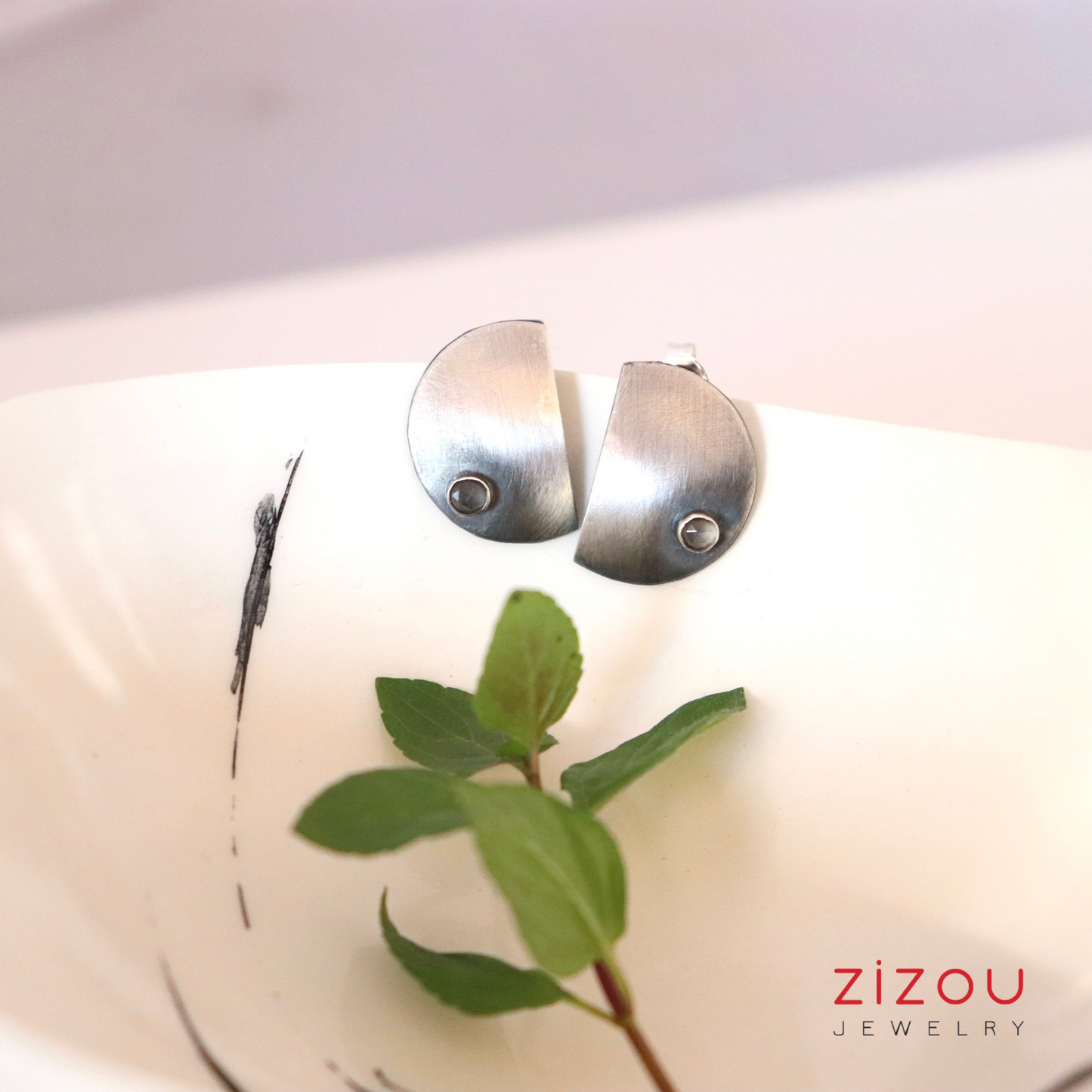 The Moon / moonstone grey / earrings
