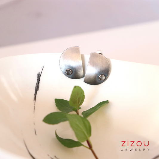 The Moon / moonstone grey / earrings