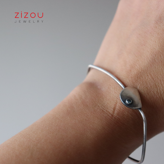 The Moon / topaz / bracelet