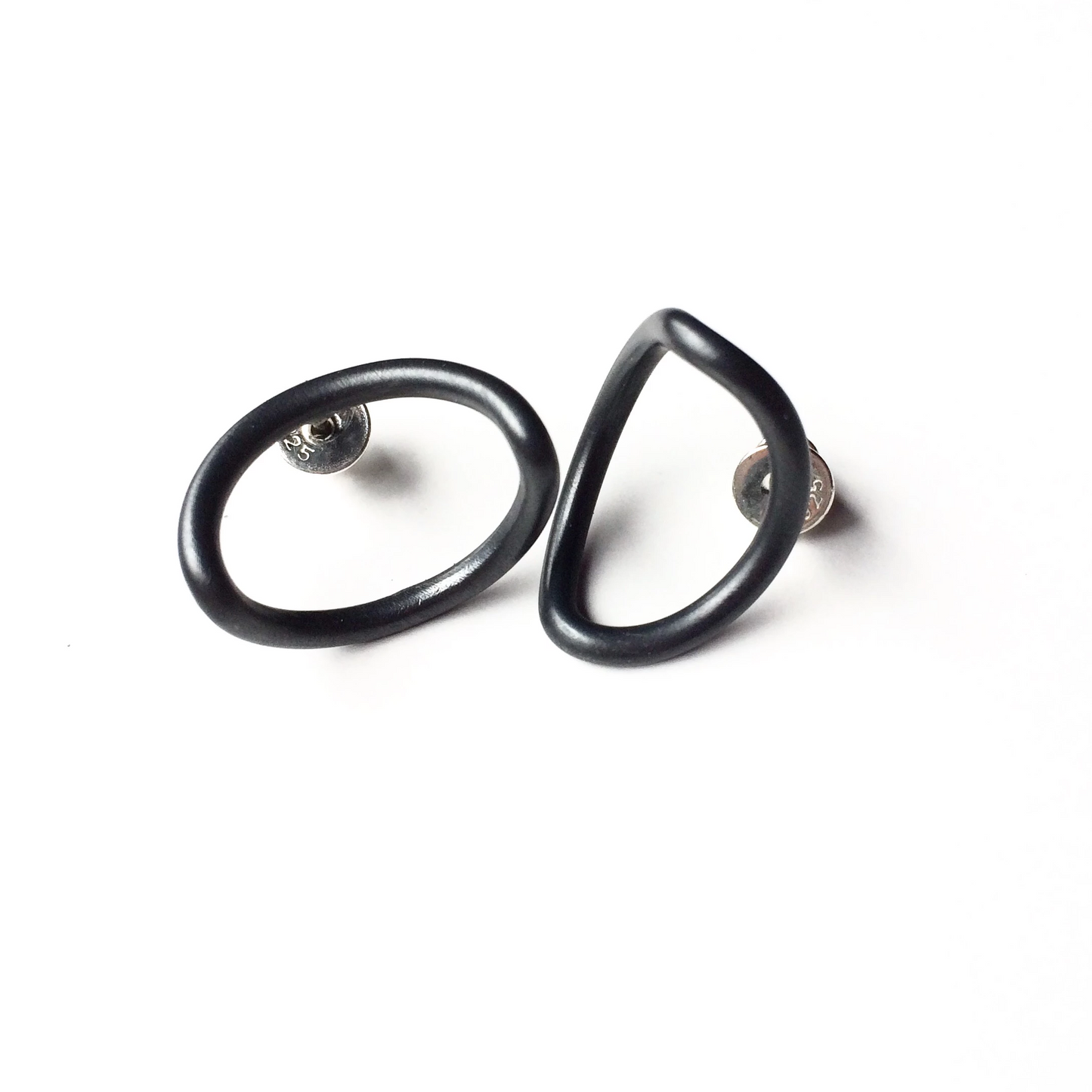 Oval outside / earrings