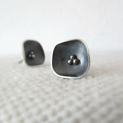 Black flower M / earrings