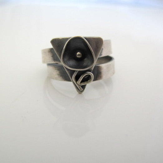 Black flower triangle / ring