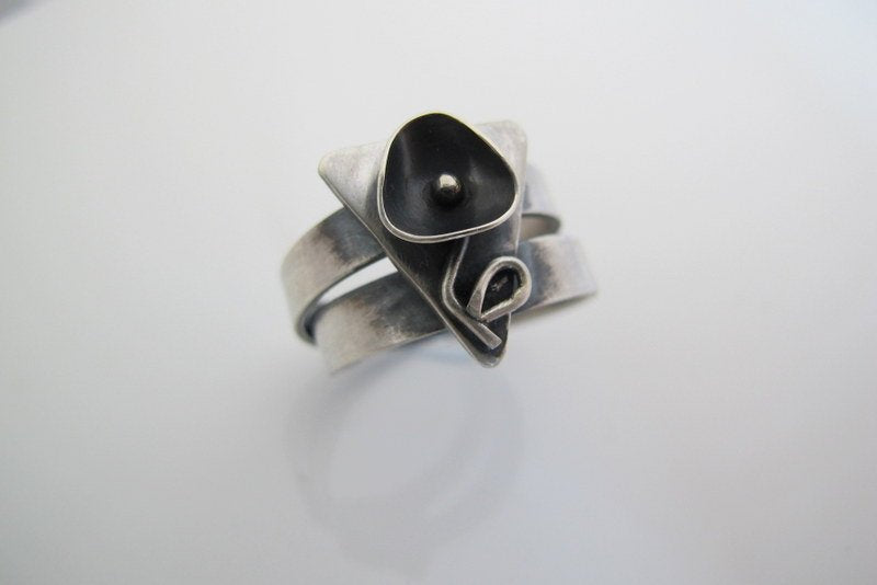 Black flower triangle / ring