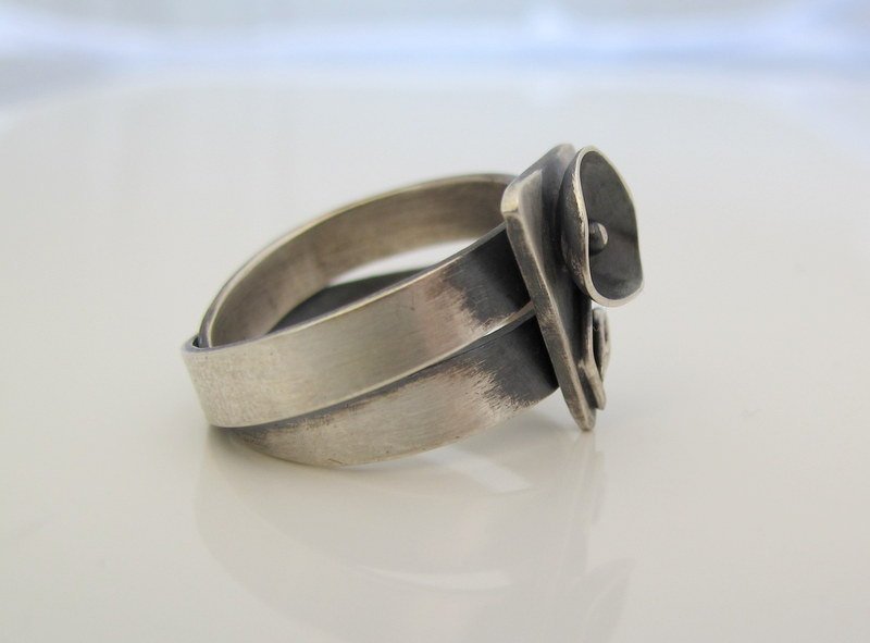 Black flower triangle / ring