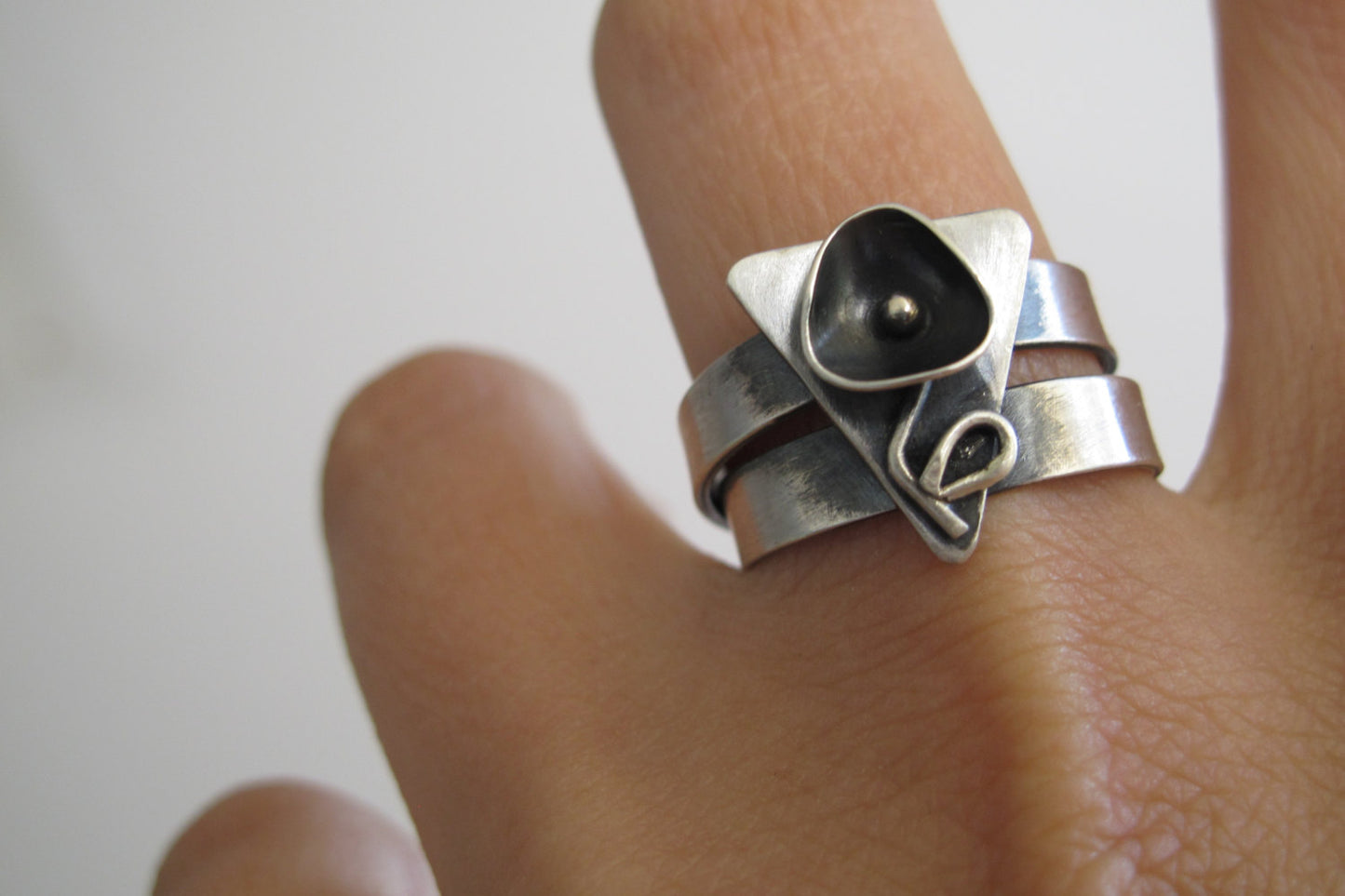Black flower triangle / ring