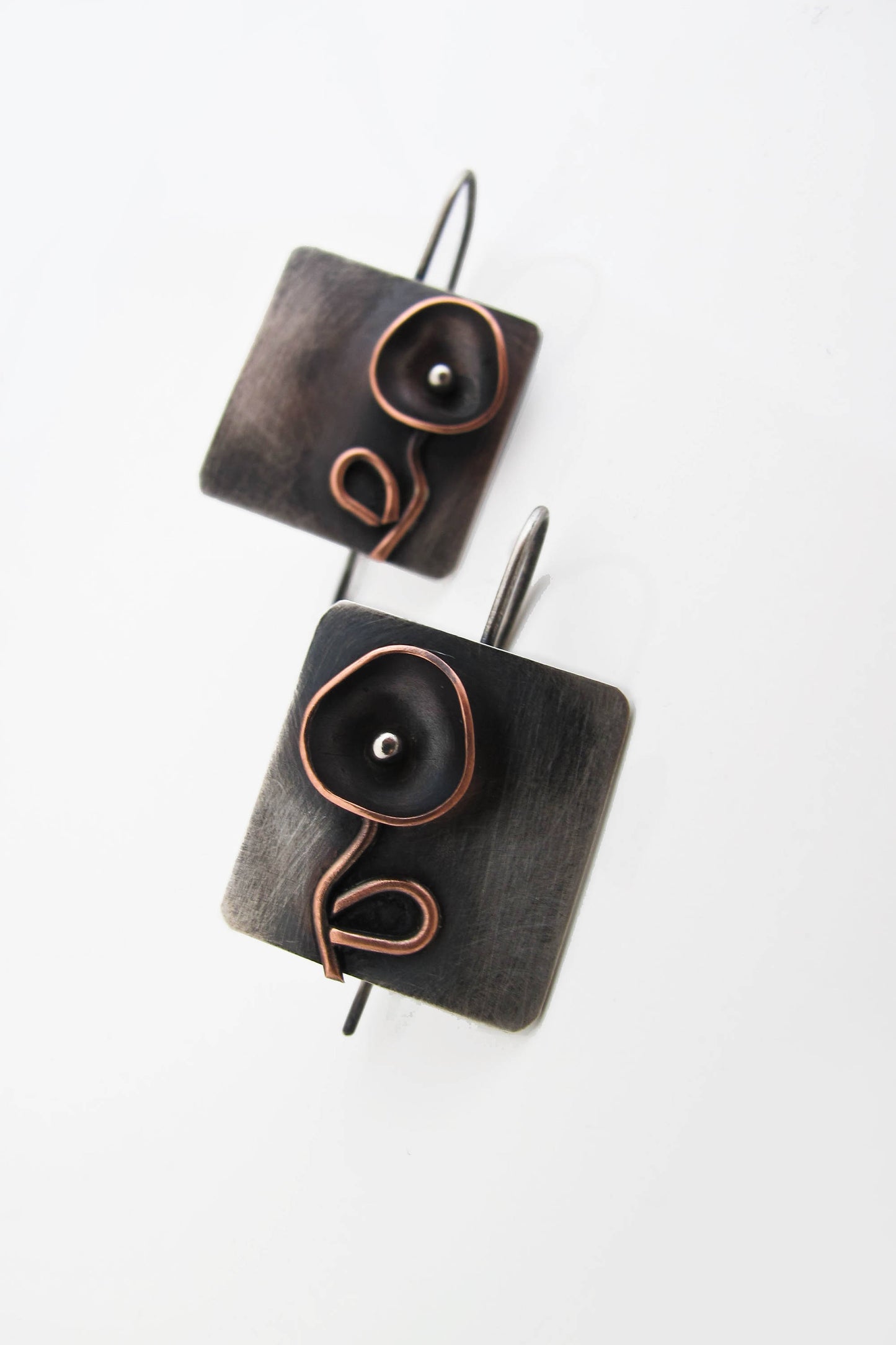 Black flower / metal mix / earrings