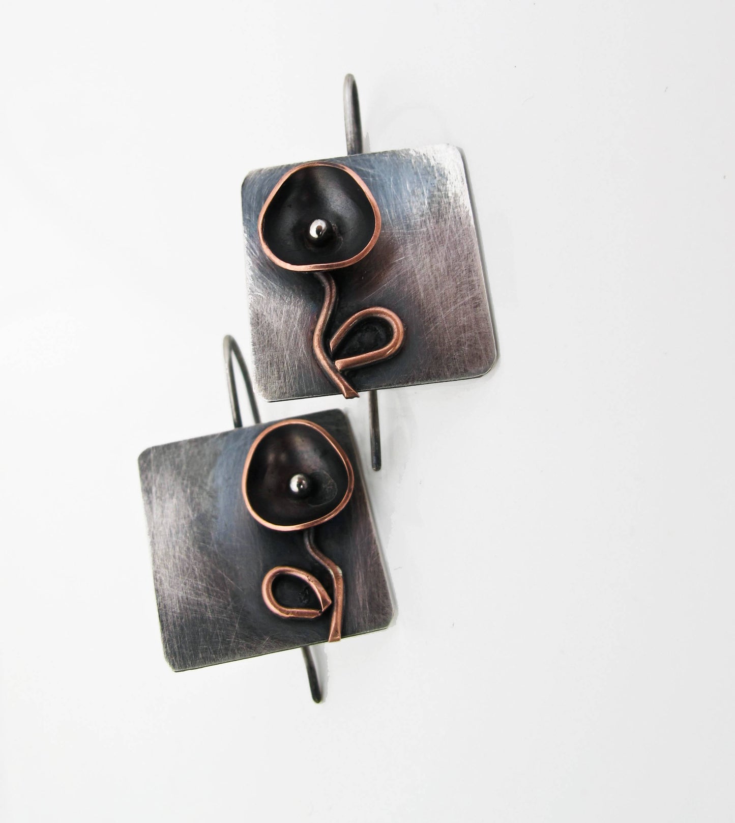 Black flower / metal mix / earrings