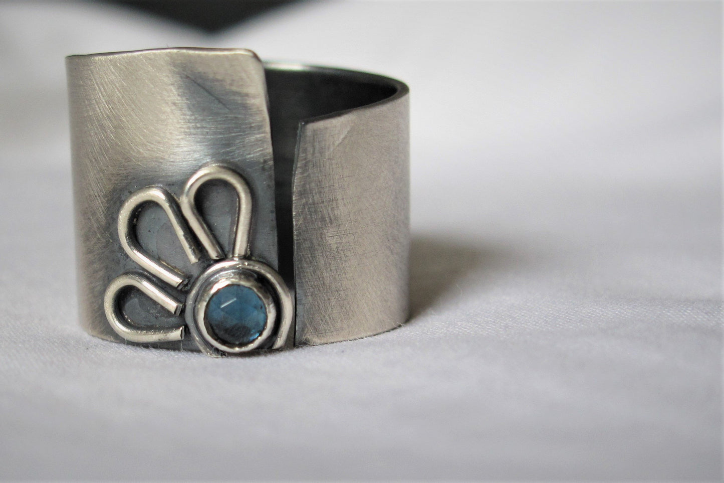 Daisy / topaz / round / ring