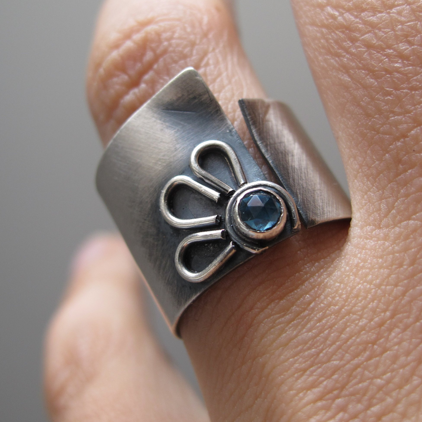 Daisy / topaz / round / ring