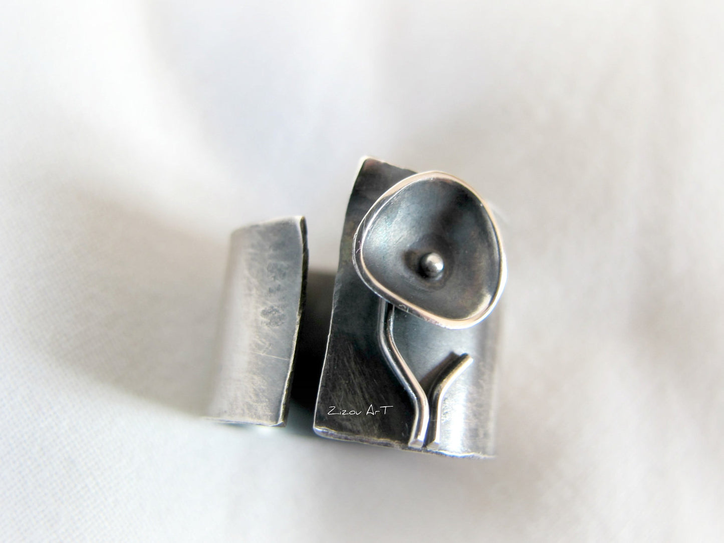 Black flower / ring