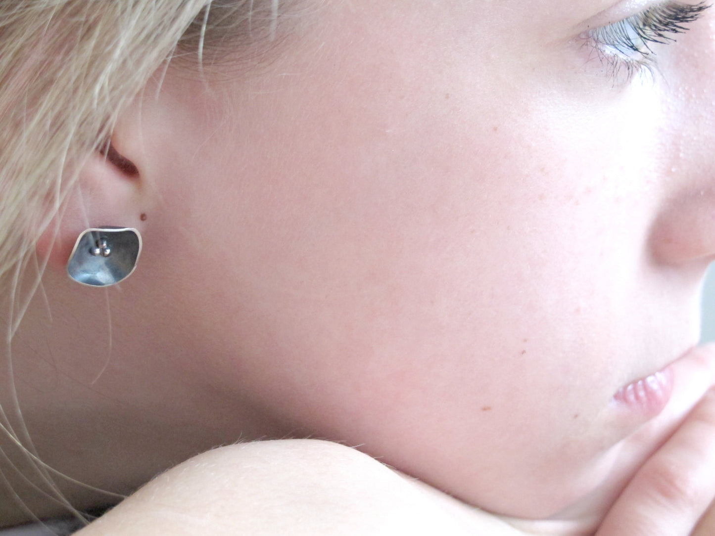 Black flower M / earrings