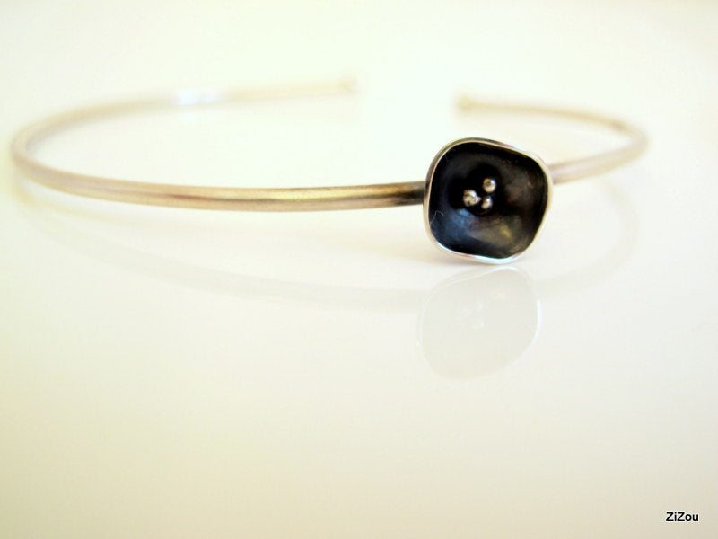 Black flower / bracelet