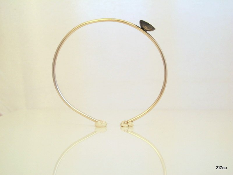Black flower / bracelet