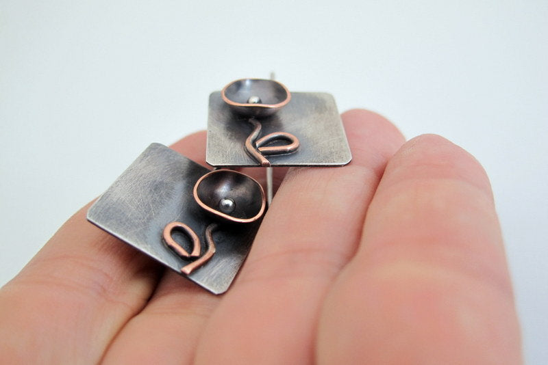Black flower / metal mix / earrings