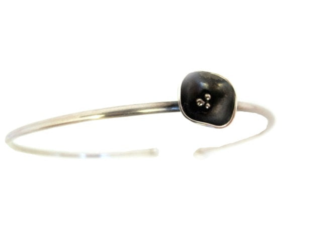 Black flower / bracelet
